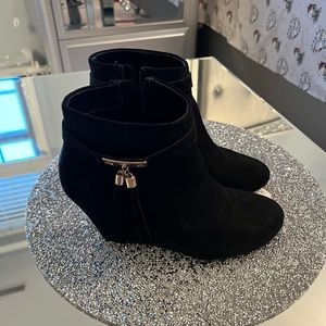 Covington Suede Ankle Booties w/Tassels - Size 7